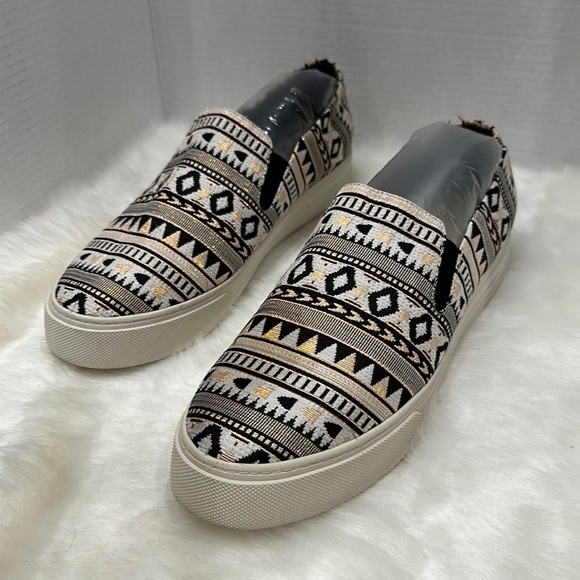 Ariat Shoes - Ariat Unbridled  slip on Aztec print white, black, rose, peach size 11  B medium